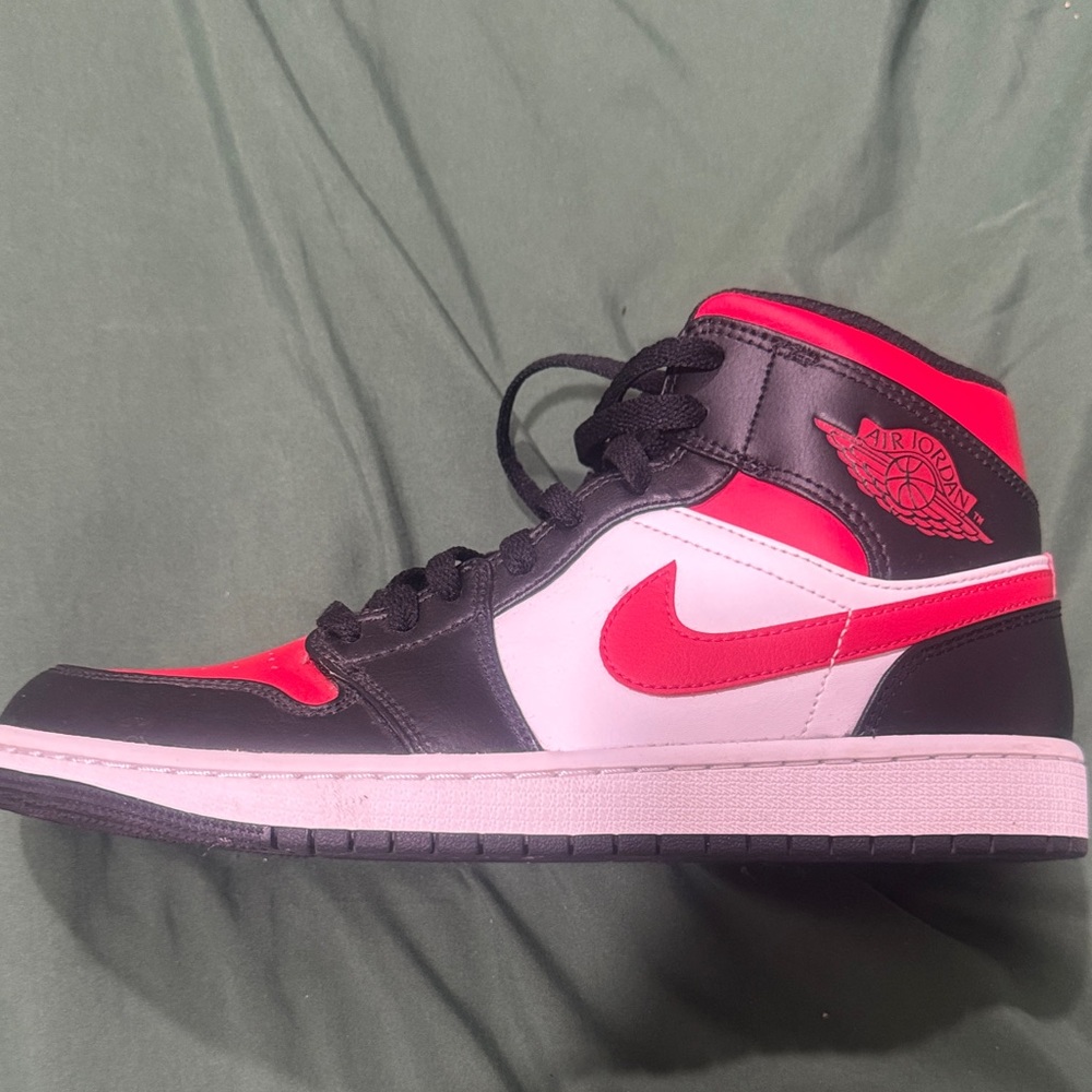 Jordan 1 mid white black red 2022